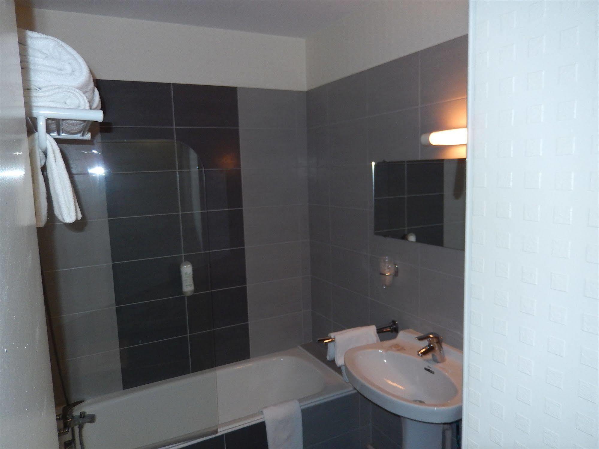 Logis Hotel Lodge La Valette Cesson-Sévigné Екстериор снимка